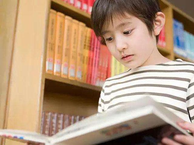宝宝爱看书是好事，但家长做不到四点，阅读反而会伤害孩子