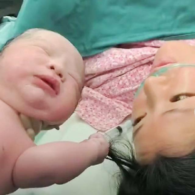 宝宝刚出生，护士抱去洗澡，宝宝紧紧抓住妈妈头发，网友：暖心