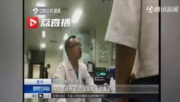 异物卡喉，别只会抠喉、拍背！关键时刻，这个急救法你会吗？