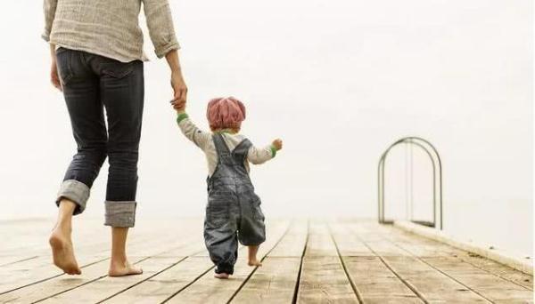 孩子明明会走路却总是要抱抱，真的是太懒吗？家长别误解了孩子