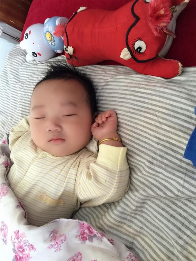 宝宝睡觉姿势有讲究，这个举动宝妈别担忧，会让您的娃更聪明