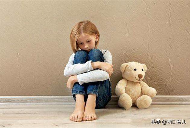 孩子为什么会自卑？家长可能还没意识到，“家庭暴力”对他的影响
