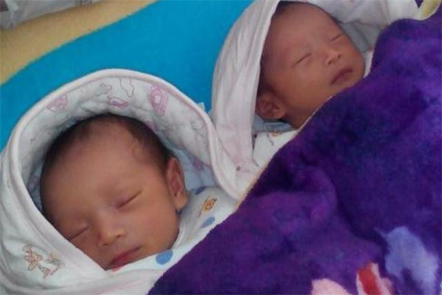 儿媳一次生俩娃，婆婆当时就起了疑心，医生还说不是“双胞胎”？