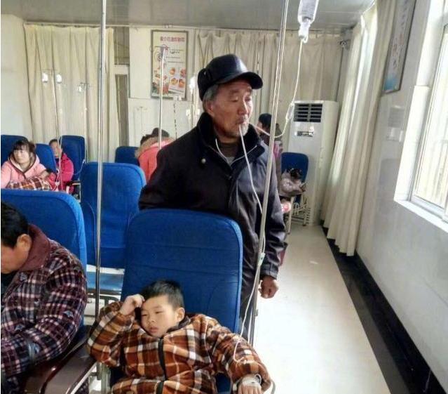 爷爷站2小时，用嘴给孩子输的“液”保温！隔代亲的威力还真大