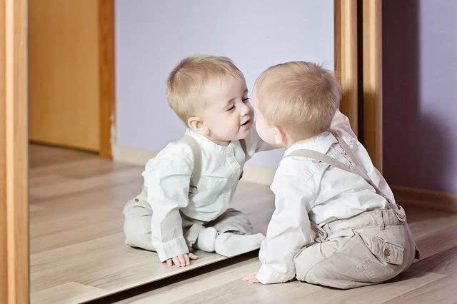 孩子喜欢一个人“自言自语”？别盲目阻止，可能是“好事”