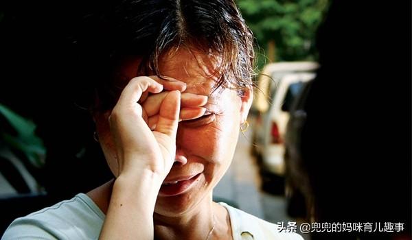 宝妈拒绝给孩子母乳喂养，被全家指责，她的一句话却让家人闭嘴
