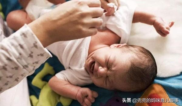宝妈拒绝给孩子母乳喂养，被全家指责，她的一句话却让家人闭嘴