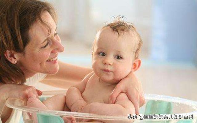 新手妈妈给宝宝洗澡很慌？手把手教你如何给新生儿洗澡