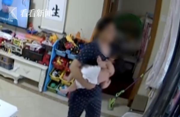 保姆对7个月大女婴打脸捂嘴 监控曝光后跪地求饶