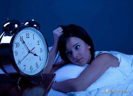 孕期熬夜，孕妈身体变差，胎儿可能发育缓慢，出生后还更难带