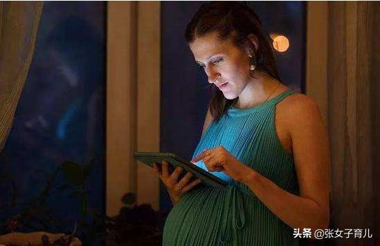 孕期熬夜，孕妈身体变差，胎儿可能发育缓慢，出生后还更难带