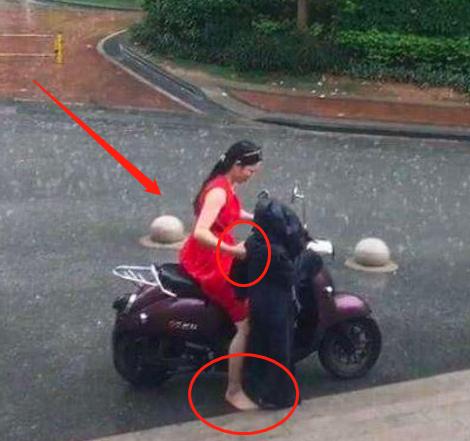 妈妈冒大雨接孩子放学，镜头转向孩子的时候，众人竖起大拇指