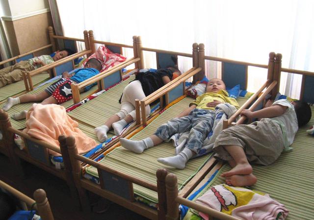 看过幼儿园孩子午睡的样子，才知道有些衣服，真的很不适合孩子