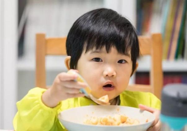 幼儿脾胃反复多病，罪魁祸首竟是家长，网友：一看就不是亲生的娃