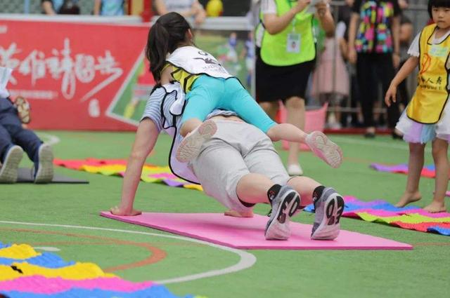 1岁宝宝陪妈妈健身，小娃接下来憨态可掬的动作，让爸妈笑喷了