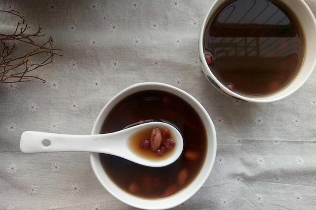表妹产后气血不足，每天都喝这碗汤，气色变好了，小脸白里透红