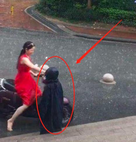 妈妈冒大雨接孩子放学，镜头转向孩子的时候，众人竖起大拇指
