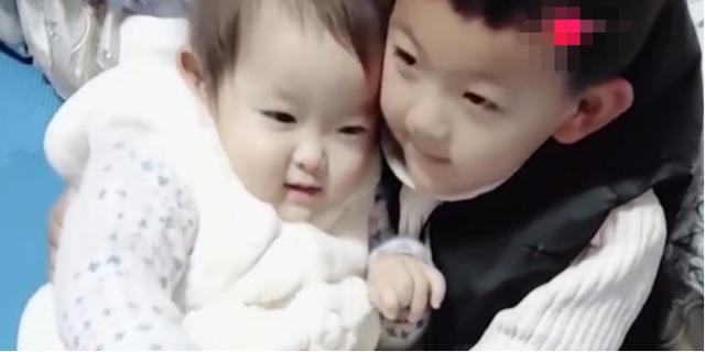 小哥哥一回来，便把妹妹拥在怀里，看到这一画面，妈妈心都暖化了