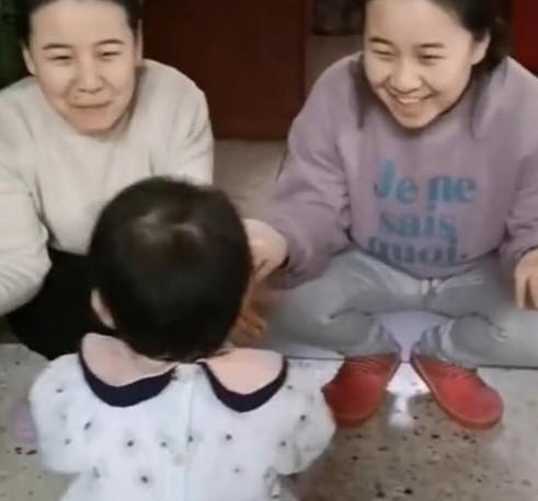 妈妈和双胞胎姐姐逗宝宝，宝宝一下子懵了：谁才是我妈妈？
