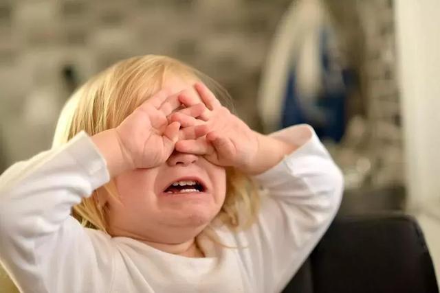 窝里横，出门怂？搞定“两面派”的孩子你只需要这4步