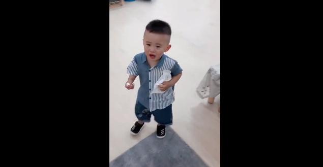 爱哭的小男孩，这个举动却温暖了老师，长大后肯定是枚暖男