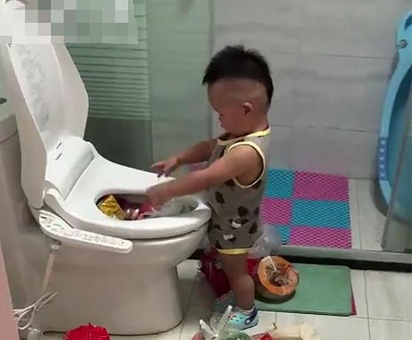 宝妈睡醒后儿子不见了，当看到儿子的一刹那，宝妈心中默念亲生的