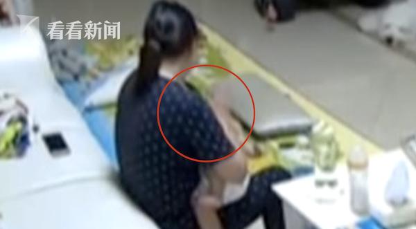 保姆对7个月大女婴打脸捂嘴 监控曝光后跪地求饶