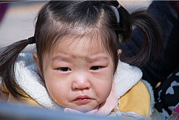 妈妈看幼儿园监控，一直找不到女儿的身影，原来老师竟敢这样对待