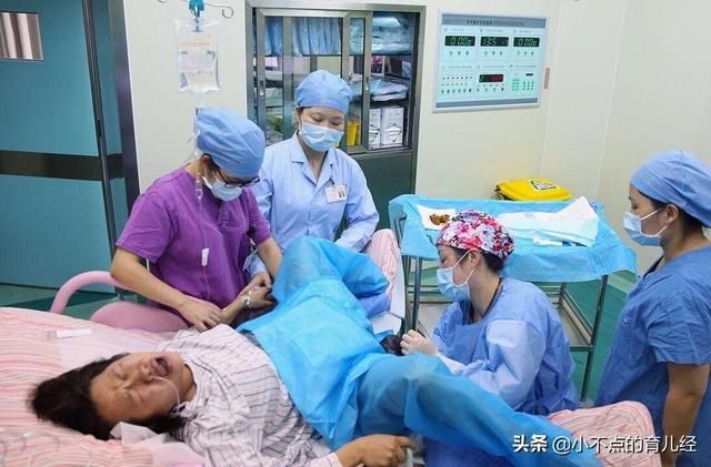 宝宝生出来了，医生又把手伸了进去！产妇疼哭，医生：胎盘没剥离