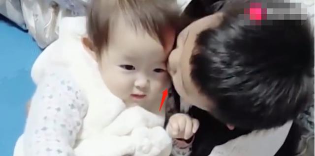 小哥哥一回来，便把妹妹拥在怀里，看到这一画面，妈妈心都暖化了