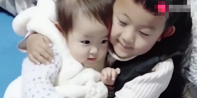 小哥哥一回来，便把妹妹拥在怀里，看到这一画面，妈妈心都暖化了