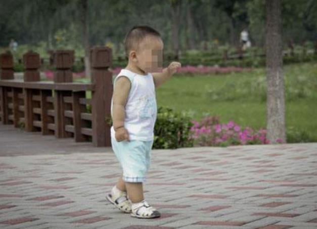 孩子学会走路后，为什么反而喜欢让大人抱着？看完后有些心酸