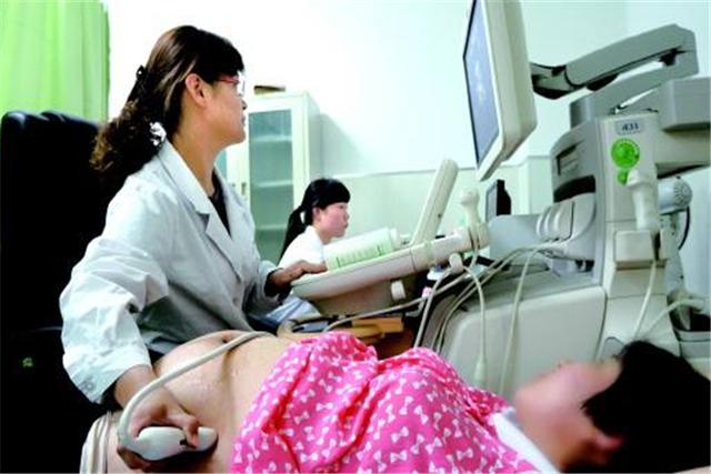 二胎妈妈不听医生劝阻坚持顺产，致使分娩大出血，41周宝宝夭折