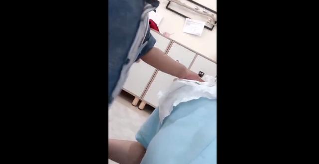 爱哭的小男孩，这个举动却温暖了老师，长大后肯定是枚暖男