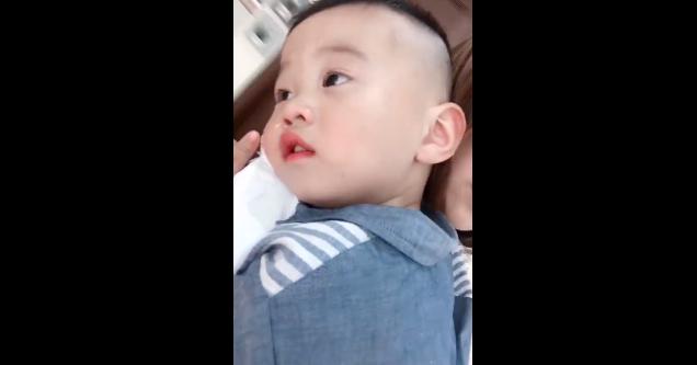 爱哭的小男孩，这个举动却温暖了老师，长大后肯定是枚暖男
