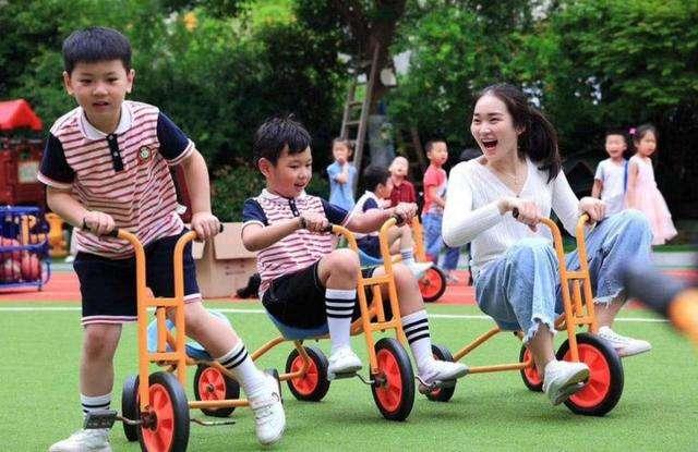看完幼儿园的缴费单后，回到家就抑郁了，谁给我的勇气生二胎