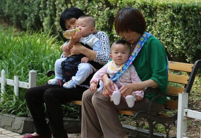 老人带孩子何时撤退更好？宝宝有这些“臭毛病”前，要敢于断舍离