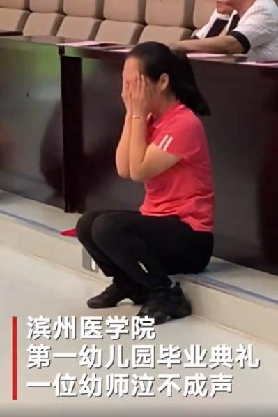 孩子长大后会忘记的一群老师，老师们却当做亲生，分离都感到不舍