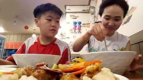 母子俩在面馆吃饭，儿子的举动让老板感叹：这母亲以后得住养老院