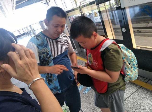 地铁上孩子一直说“脚疼”，妈妈低头报了警，乘客都夸孩子聪明