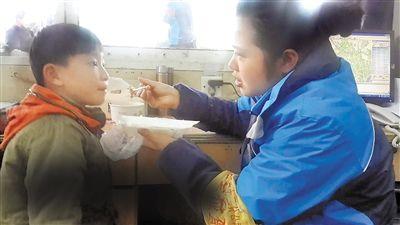 母子俩在面馆吃饭，儿子的举动让老板感叹：这母亲以后得住养老院