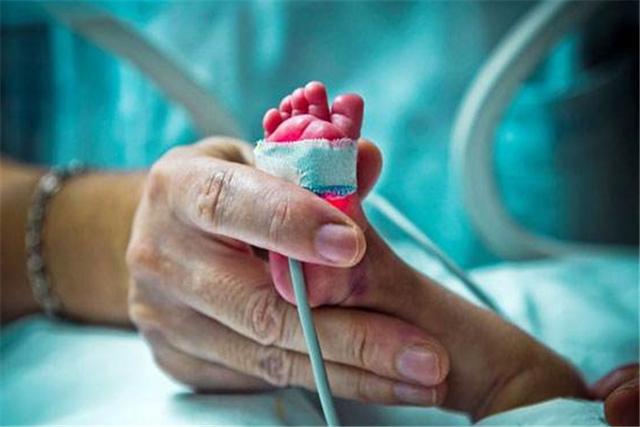 孩子7个月早产，产妇意外发生大出血，细问才知居然曾做4次流产？