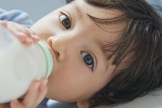 孩子不喝奶，可能是你奶瓶消毒太频繁了。奶瓶最佳消毒时间