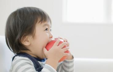 娃夏季胃口差，5种水果帮妈妈解忧，网友：强迫孩子吃饭是不对的