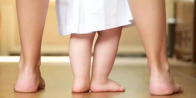 宝宝光脚乱跑易着凉？关于光脚，你误会了多少？科普太晚了