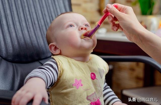 10-12个月的孩子如何吃辅食？参考这2个知识点，让他轻松长身体