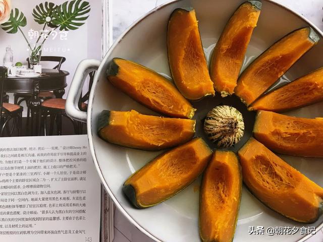 这巴掌大的瓜要10块钱一个，蒸一蒸上桌，连皮都不剩，后悔没多买