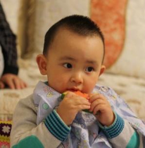 娃夏季胃口差，5种水果帮妈妈解忧，网友：强迫孩子吃饭是不对的