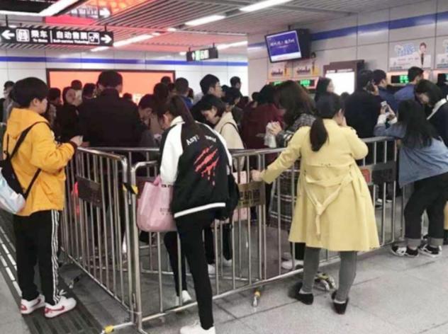 地铁上孩子一直说“脚疼”，妈妈低头报了警，乘客都夸孩子聪明
