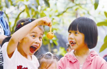 娃夏季胃口差，5种水果帮妈妈解忧，网友：强迫孩子吃饭是不对的